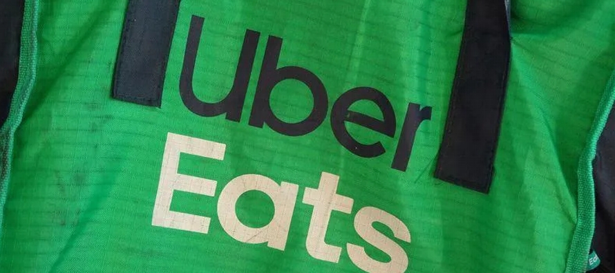 Uber ha anunciado un servicio de entrega de comida con coches autónomos y otro piloto con...
