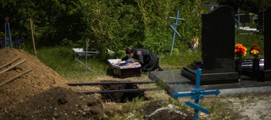 De civil a soldado: el entierro de un voluntario ucraniano