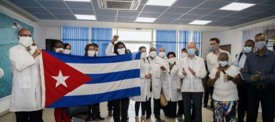 Los médicos cubanos son parte de la política exterior del gobierno de La Habana y,...