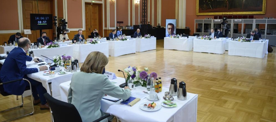 Los ministros reunidos en la capital alemana acordaron por separado prestar mayor apoyo al...