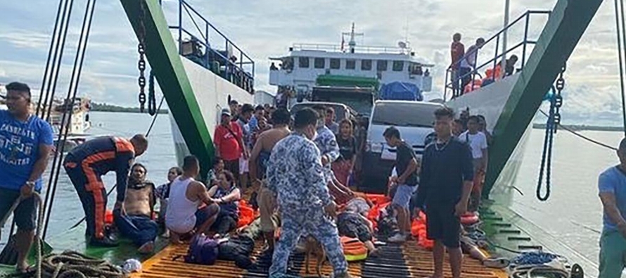 Muchos de los 134 pasajeros y tripulantes se vieron obligados a saltar al agua y fueron rescatados...