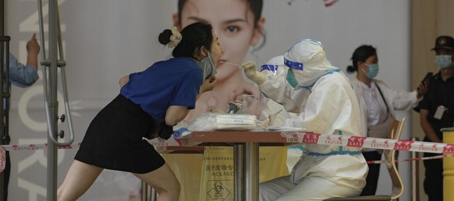 Beijing reportó el lunes un aumento de los casos, a 99 contagios, por encima de la media...