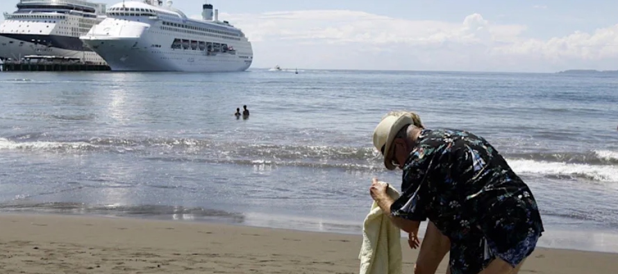 Según las autoridades, los cruceristas activan el trabajo de los guías de turismo,...