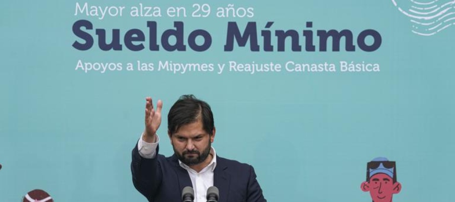 El presidente chileno Gabriel Boric promulgó el lunes el nuevo salario mínimo que...