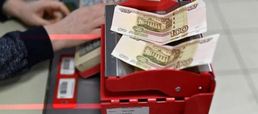 El salario mínimo de Rusia se sitúa actualmente en 13.890 rublos (250 dólares)...