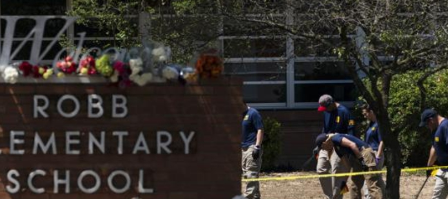 Un joven armado irrumpió en una escuela primaria el martes en Uvalde, Texas, y mató a...