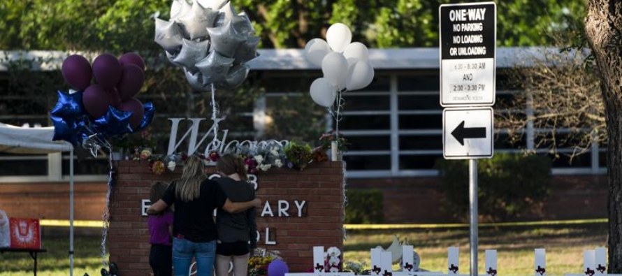 Javier Cazares, cuya hija Jacklyn, alumna de cuarto grado, murió en el ataque, dijo que...