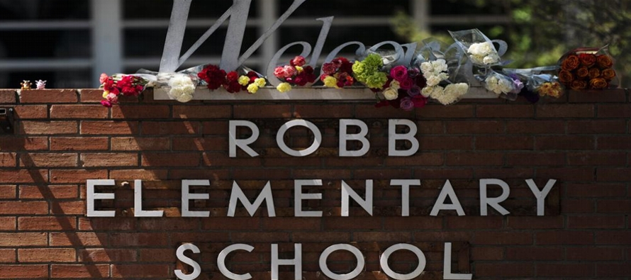 Tras el tiroteo del martes en el que 19 alumnos y dos profesoras fueron asesinados, las escuelas de...