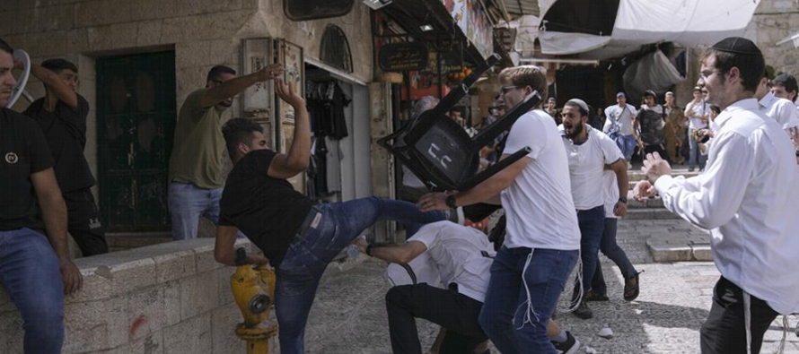 El servicio de rescate de la Media Luna Roja palestina dijo que 62 palestinos resultaron heridos,...
