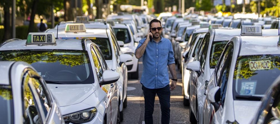Los conductores participaron en una procesión por la capital española, a pie o en sus...