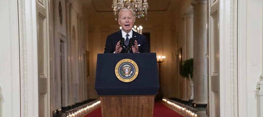 Biden reconoció los fuertes vientos políticos que soplan en contra mientras trata de...