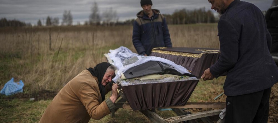 “Al menos decenas de miles” de civiles ucranianos han muerto hasta el momento,...