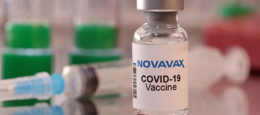 La FDA dijo que pidió a Novavax que señale la miocarditis y otro tipo de...