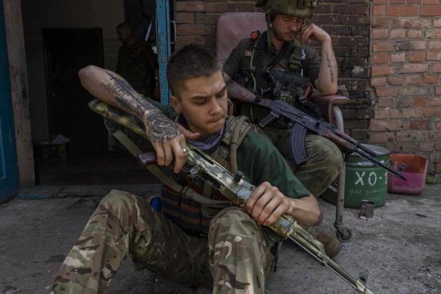 Las fuerzas rusas y ucranianas combatían calle por calle en Sievierodonetsk y la vecina...