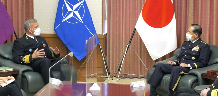 El ministro de Defensa japonés Nobuo Kishi dijo después de la reunión con el...
