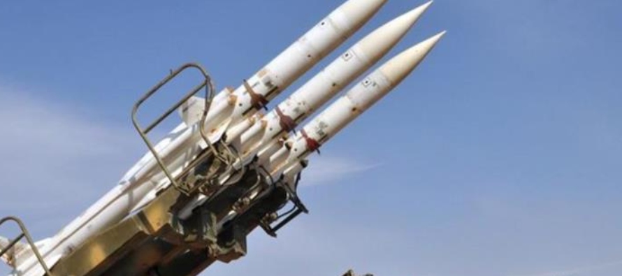 Según medios estatales sirios, misiles israelíes atacaron el centro de Siria el 13 de...