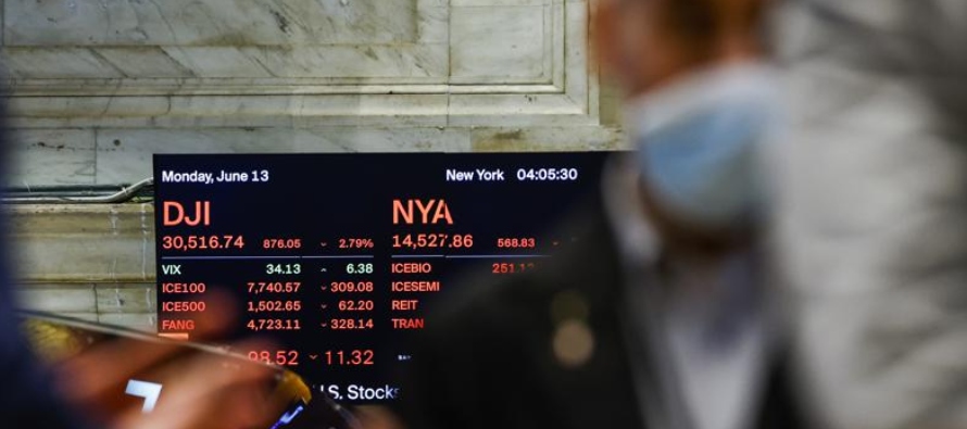 Las acciones bajaban en las primeras operaciones vespertinas del martes en Wall Street, un...
