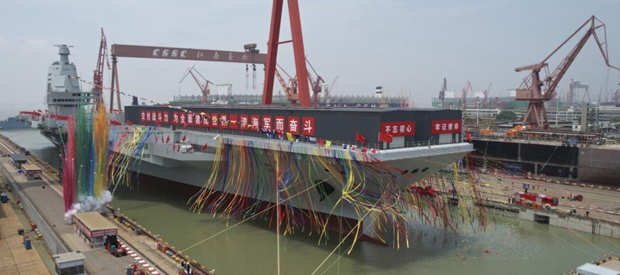 El portaaviones Type 003, bautizado como Fujian, partió de un dique seco en un astillero a...