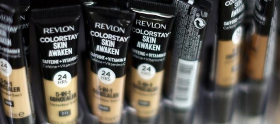 "Por ejemplo, un tubo de lápiz labial Revlon requiere de 35 a 40 materias primas y...