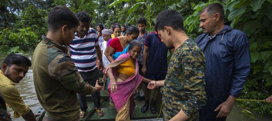 Las inundaciones han afectado a 32 de los 35 distritos del estado de Assam donde el río...