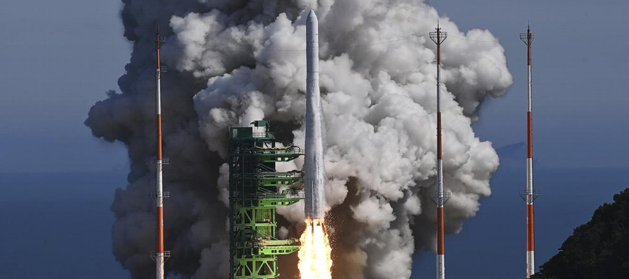 El cohete de tres fases Nuri colocó un satélite a 700 kilómetros (435 millas)...