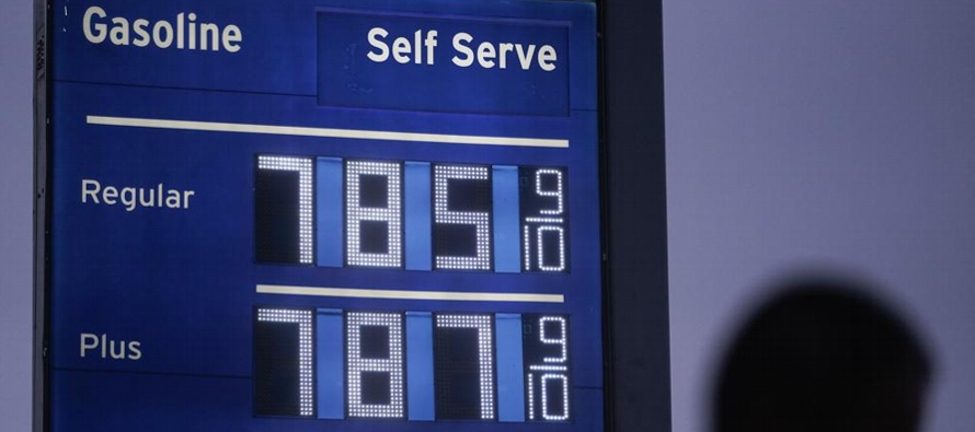 El impuesto federal es de 18,4 centavos por galón (3,8 litros) para la gasolina y de 24,4...