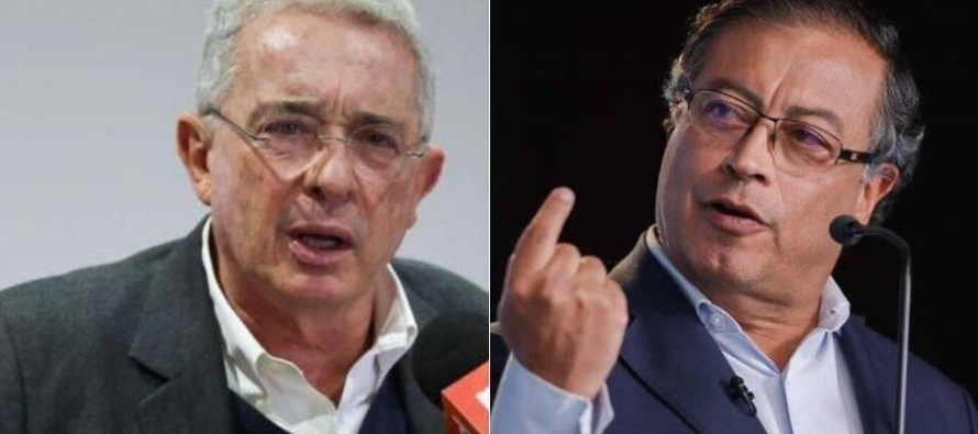 Uribe, quien gobernó entre 2002 y 2010, accedió al encuentro en un escueto mensaje de...