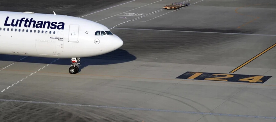 Lufthansa informó la pasada noche de que va a cancelar 2,200 vuelos de los 80,000 previstos,...