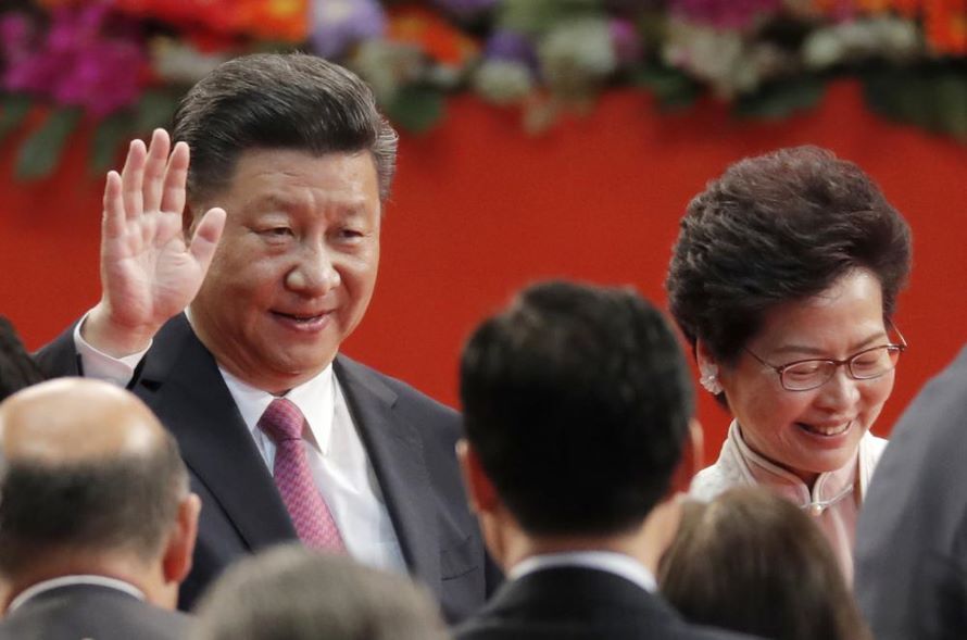 Lee y su predecesora, Carrie Lam, emitieron declaraciones en las que agradecieron a Xi por...