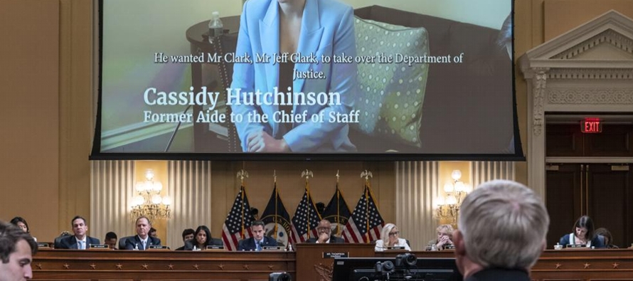 Hutchinson, colaboradora del jefe de despacho de Trump, Mark Meadows, ya ha entregado gran cantidad...