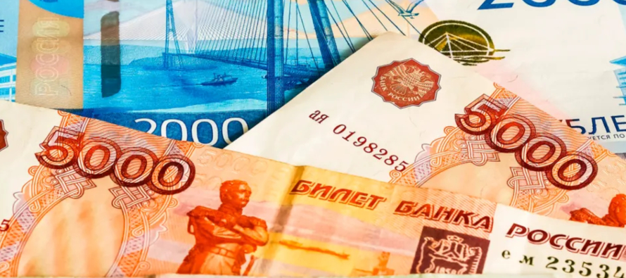 El rublo cayó hasta 50% a 150 por dólar, su nivel histórico más bajo en...