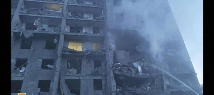 Un video del ataque de la madrugada del viernes mostró los restos carbonizados de edificios...