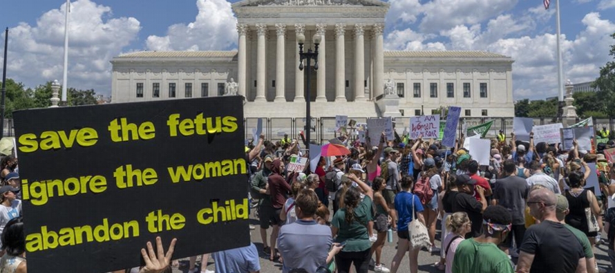 El 22% de los adultos estadounidenses mencionó el aborto o los derechos de las mujeres en...