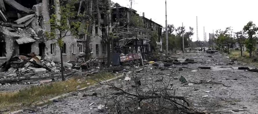 Antes el domingo, el gobernador de Luhansk había dicho que las fuerzas rusas afianzaban sus...