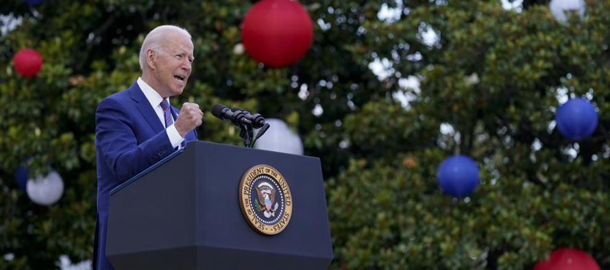 Aunque la pandemia aún no había terminado, dijo Biden, “estamos más...