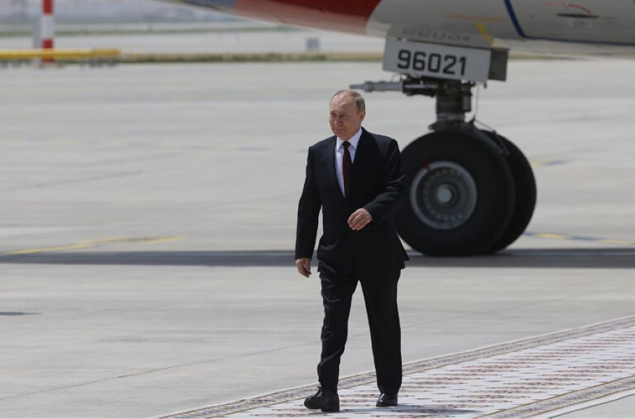 El presidente ruso muestra un cambio de actitud, de la beligerancia del inicio de la guerra al...