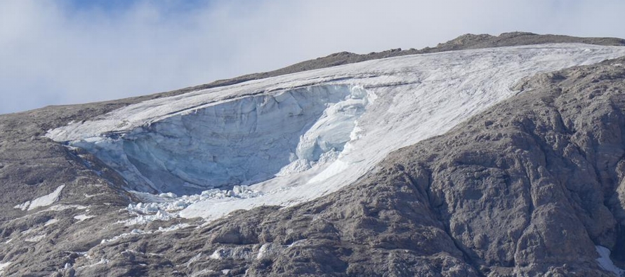Un enorme trozo del glaciar se desprendió el domingo, causando una avalancha que...