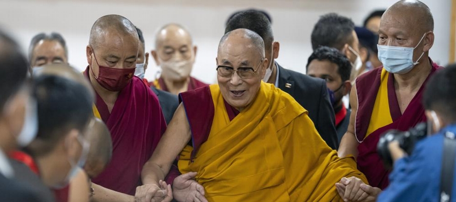 Cientos de niños, monjes y residentes de la zona rezaron por la salud y larga vida del Dalai...