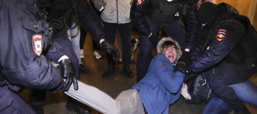 A pesar de la enorme represión gubernamental a este tipo de actos de protesta, algunos rusos...