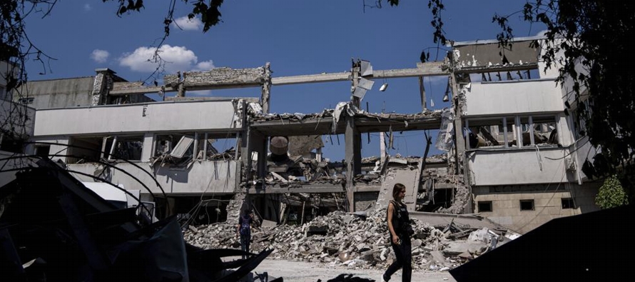 Ucrania dijo la artillería rusa mató a por lo menos a ocho civiles en la zona en las...