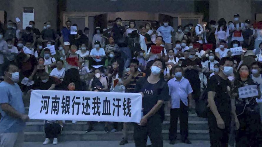 Cientos de clientes de un banco chino se enfrentaron el domingo a la policía en un caso que...