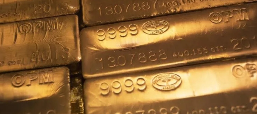 * Entre otros metales preciosos, la plata cayó un 0,7% a 19,16 dólares por onza, el...