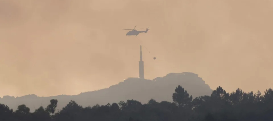 En Grecia, un helicóptero con cuatro personas cayó al mar mientras luchaba contra un...