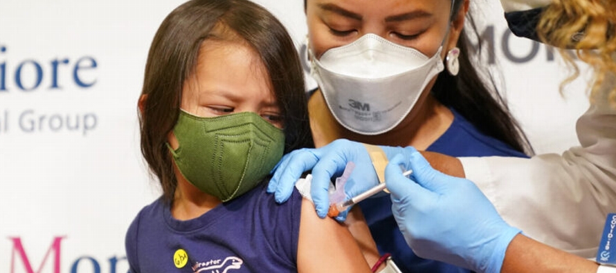 La agencia de salud canadiense dijo que la vacuna de Moderna puede aplicarse a niñitos de...
