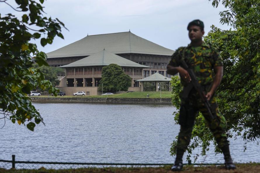 La seguridad alrededor del edificio del Parlamento en la capital, Colombo, se intensificó el...