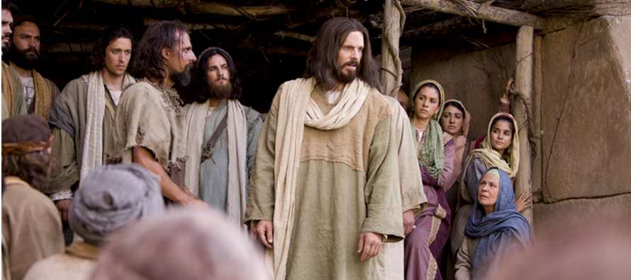 Y, extendiendo su mano hacia sus discípulos, dijo: «Éstos son mi madre y mis...