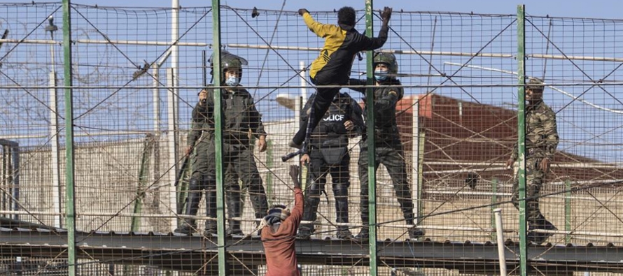 Cientos de migrantes trataron de cruzar la alambrada entre Marruecos y Melilla el 24 de junio.