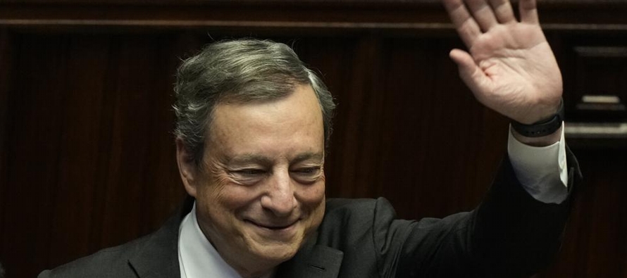 Draghi presentó su dimisión al presidente Sergio Mattarella durante una...