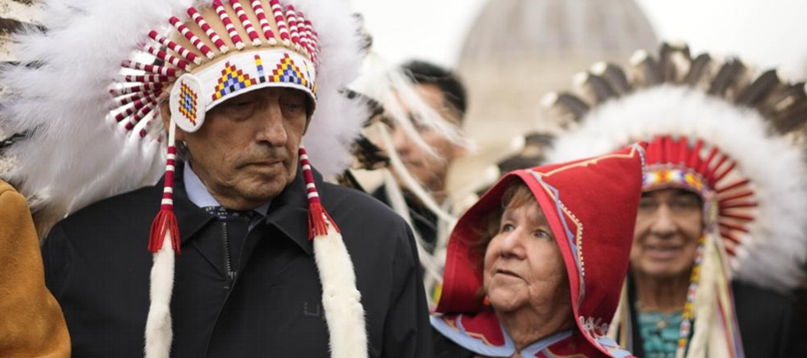Los líderes indígenas citaron el legado de esos abusos y del aislamiento familiar...
