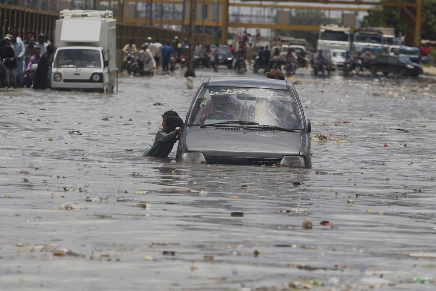 El saldo de muertes por más de cinco semanas de aguaceros e inundaciones en Pakistán...